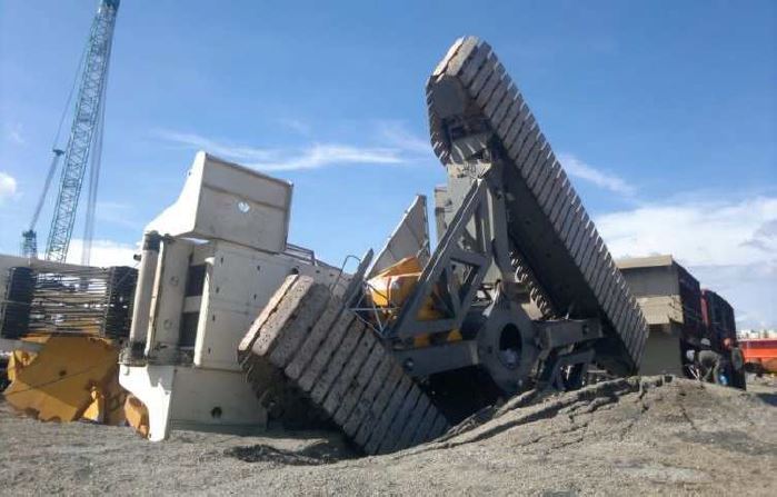 An example of the failure of a working platform with a crane that toppled over